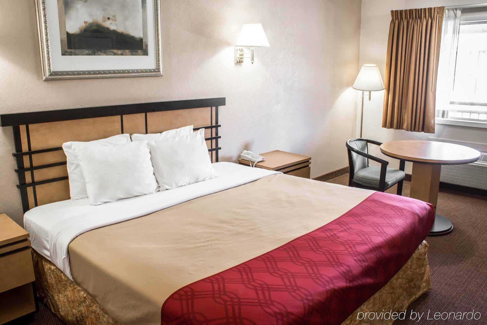 Hotel Econo & Colonie Center Mall *